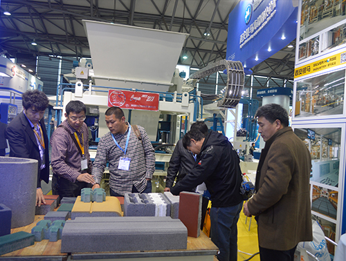 上海寶馬展我們業務經理講解我們的設備 上海寶馬展我們業務經理講解我們的設備